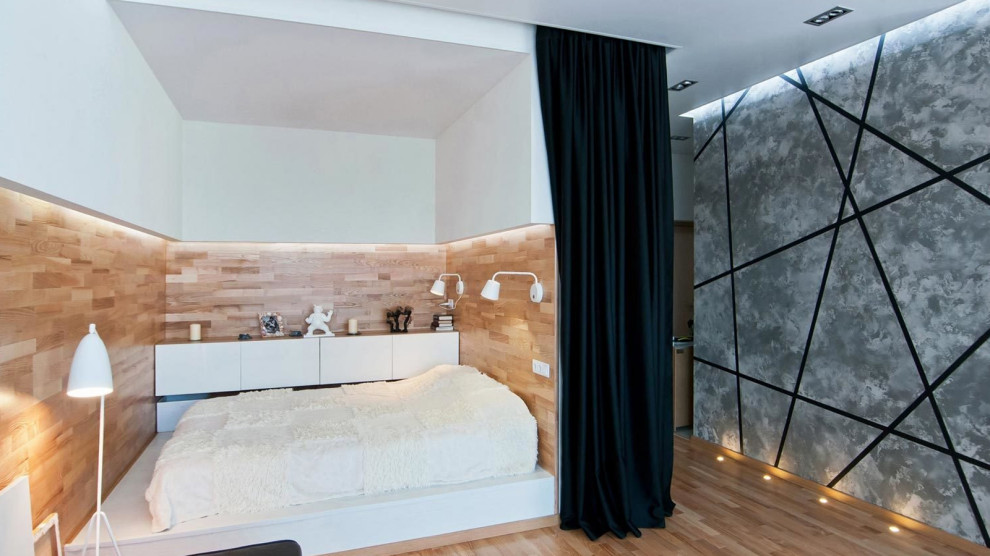 Пример оригинального дизайна: хозяйская спальня среднего размера, в белых тонах с отделкой деревом в современном стиле с коричневыми стенами, полом из ламината, коричневым полом, панелями на части стены и зонированием шторами без камина