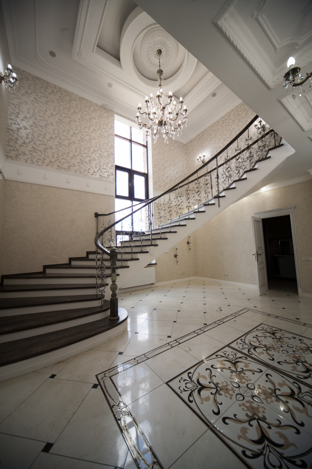 Бетонная лестница со ступенями из дуба и кованными балясинаями