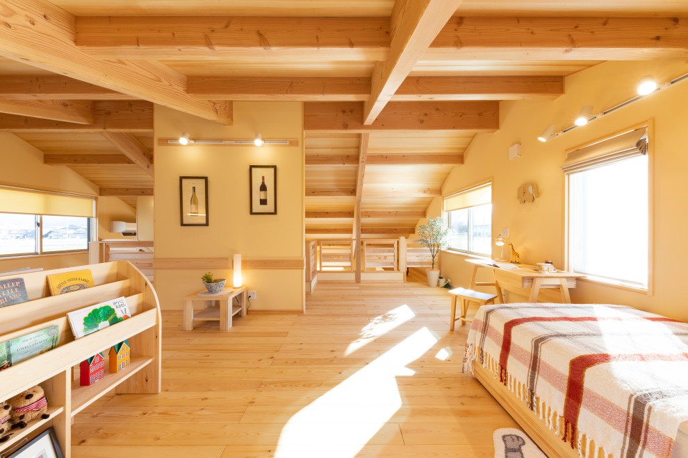 Asiatisches Kinderzimmer mit Schlafplatz, gelber Wandfarbe, hellem Holzboden, beigem Boden und freigelegten Dachbalken in Sonstige