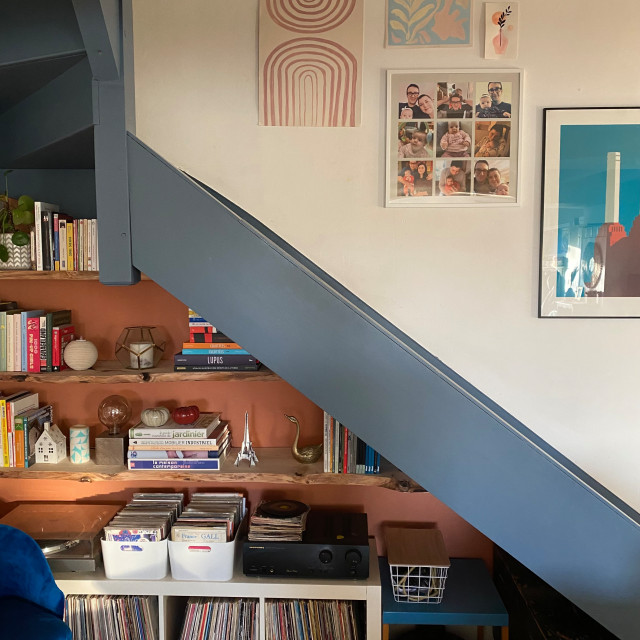 Biblioth&egrave;que sous escalier contemporary-living-room