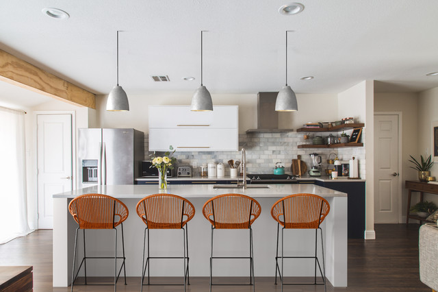 Regelmæssighed ulovlig Lilla See How 1 Kitchen Looks With Different Island Lights and Stools