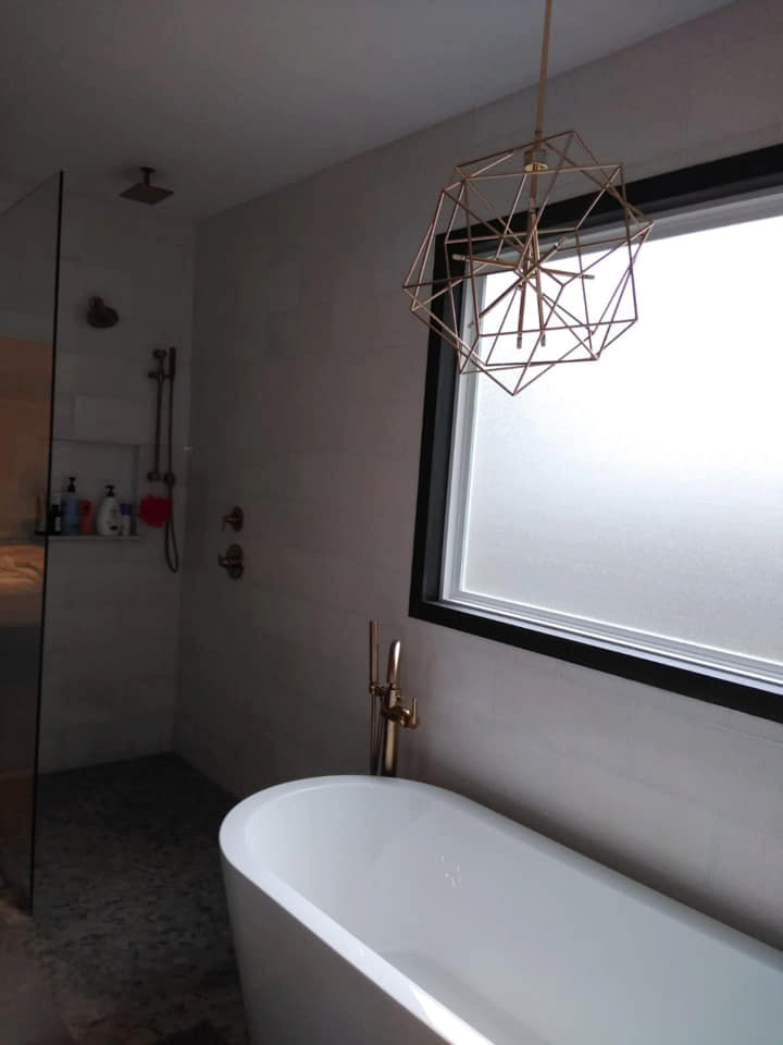 Источник вдохновения для домашнего уюта: главная ванная комната среднего размера с фасадами в стиле шейкер, белыми фасадами, угловым душем, унитазом-моноблоком, белой плиткой, цементной плиткой, белыми стенами, полом из керамической плитки, консольной раковиной, мраморной столешницей, серым полом, открытым душем, черной столешницей, тумбой под одну раковину, встроенной тумбой и кессонным потолком