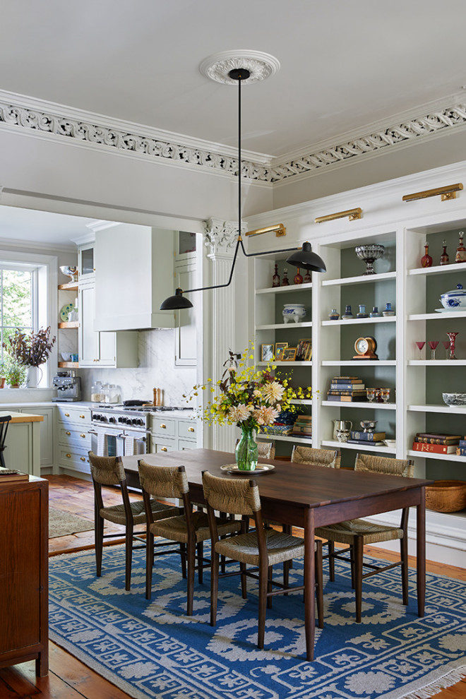 Foto di una sala da pranzo aperta verso la cucina chic di medie dimensioni con pareti grigie, pavimento in legno massello medio e pavimento marrone