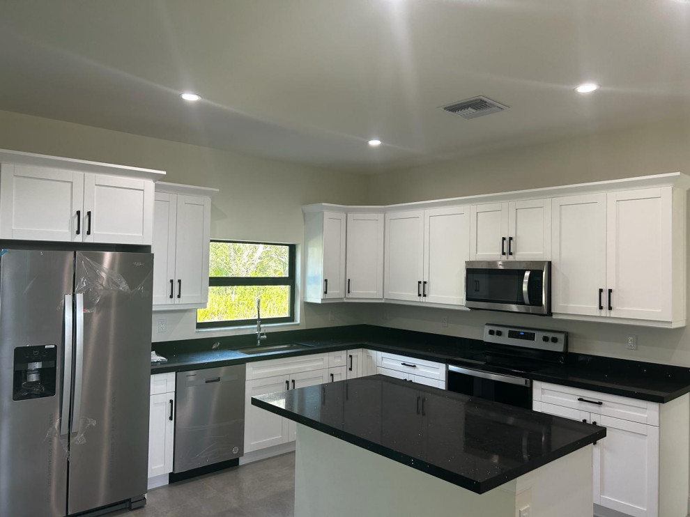 Kitchen - kitchen idea in Miami