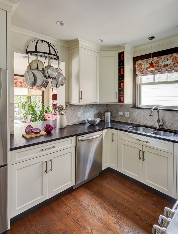 Kitchen - transitional kitchen idea in Chicago