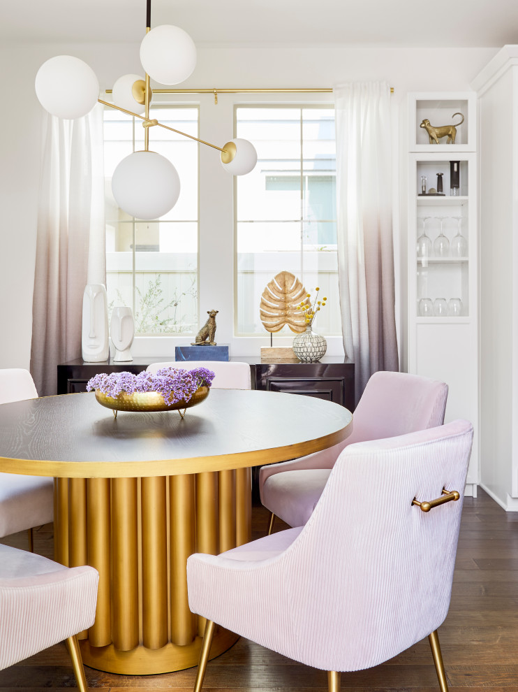 Esempio di una sala da pranzo aperta verso la cucina bohémian di medie dimensioni con pareti bianche, pavimento in vinile e pavimento marrone