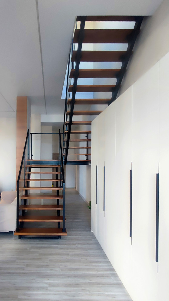 Современная лестница в офис