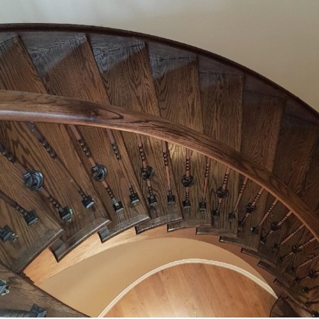 Medium stained Oak Hardwood Staircase - Traditional 