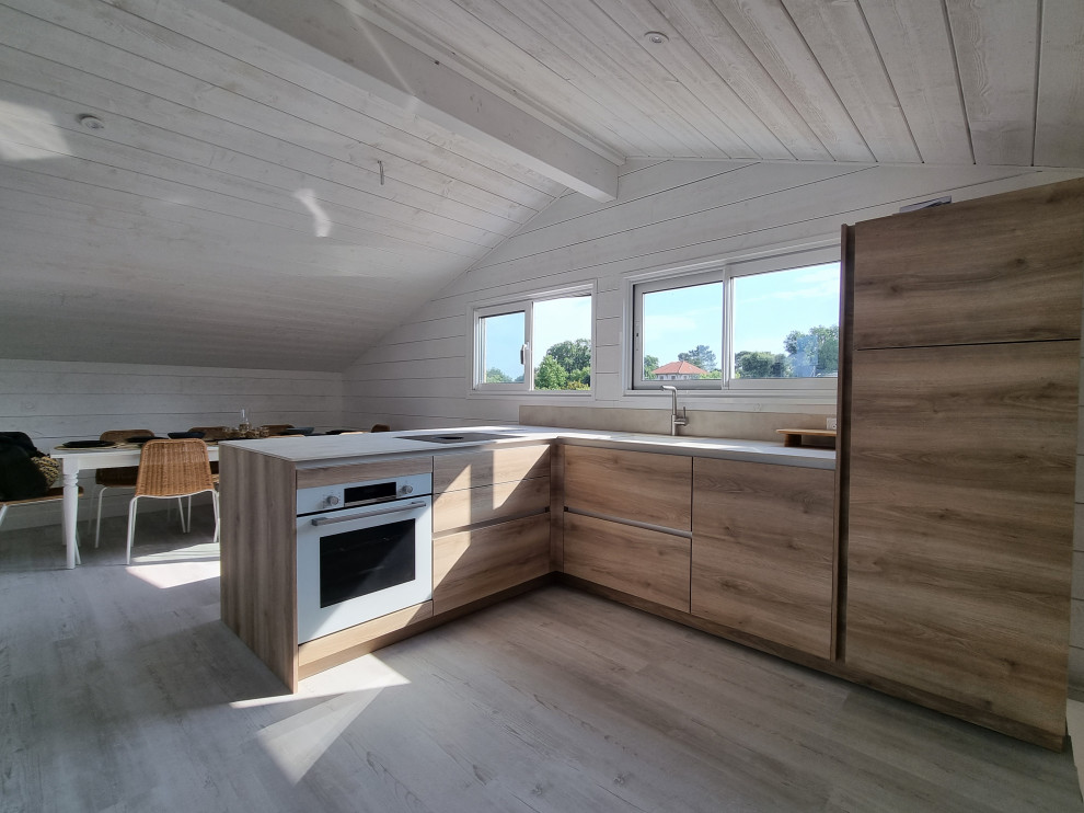 Idée de décoration pour une petite cuisine ouverte marine en L avec un évier encastré, un électroménager blanc, parquet clair, une péninsule, un sol gris, un plafond en lambris de bois et fenêtre au-dessus de l'évier.