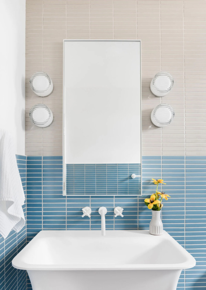 Imagen de cuarto de baño flotante marinero con baldosas y/o azulejos de cerámica y paredes multicolor