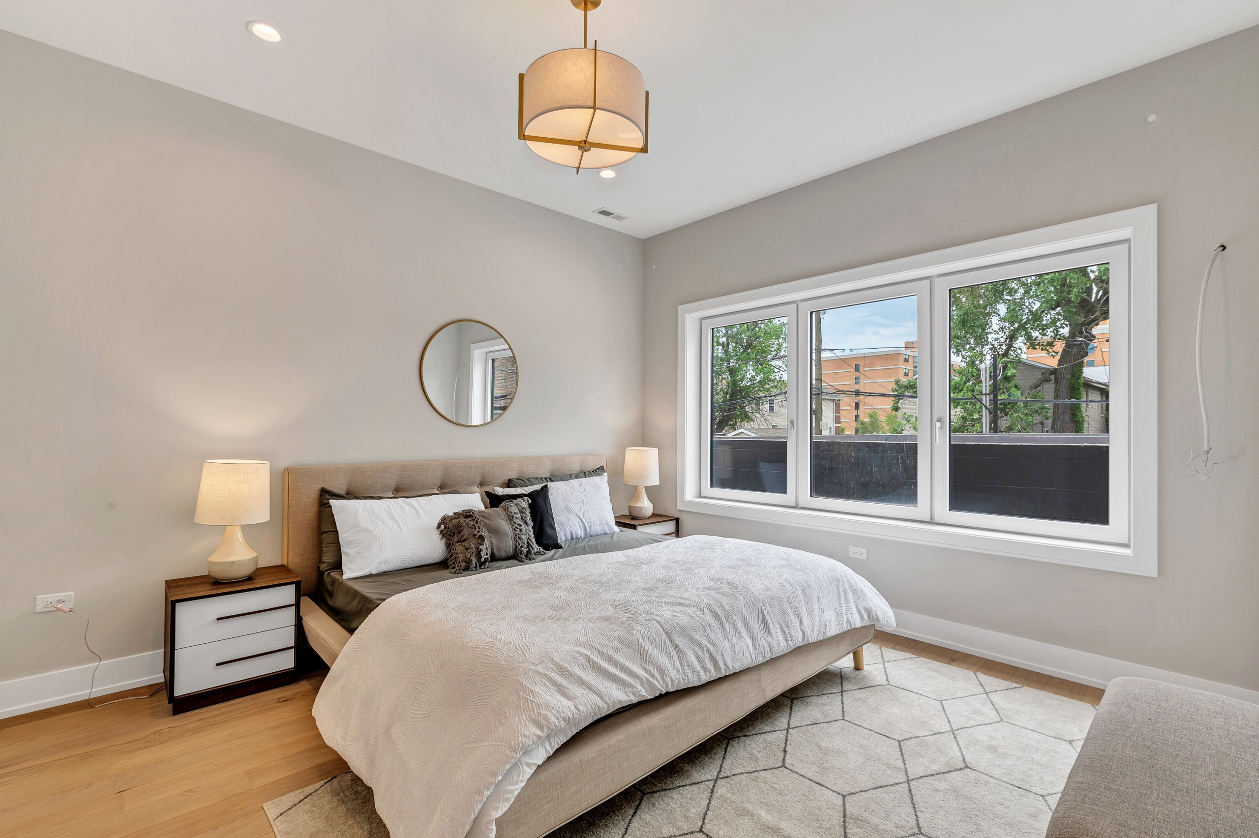 2341 w adams - unit 1e_016.jpg