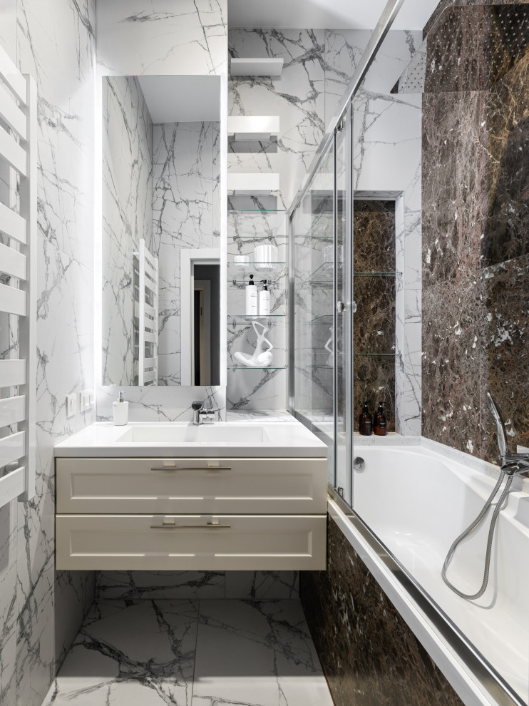 Inredning av ett klassiskt litet vit vitt en-suite badrum, med luckor med upphöjd panel, vita skåp, vit kakel, porslinskakel, klinkergolv i porslin, ett nedsänkt handfat, bänkskiva i akrylsten och vitt golv