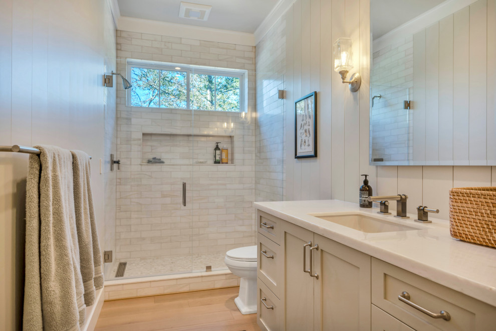 Стильный дизайн: узкая и длинная ванная комната в стиле кантри - последний тренд