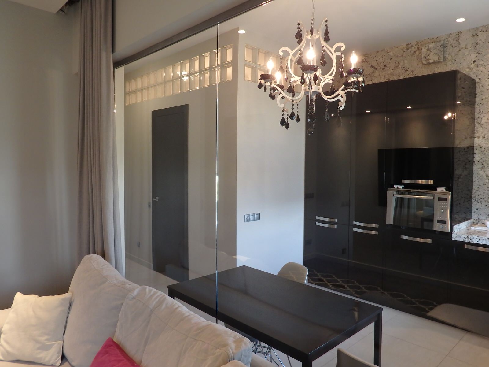 Двухкомнатная квартиры со стеклянной перегородкой на Овчинниковской набережной