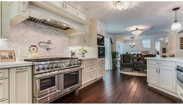 Kitchen - transitional kitchen idea in Denver
