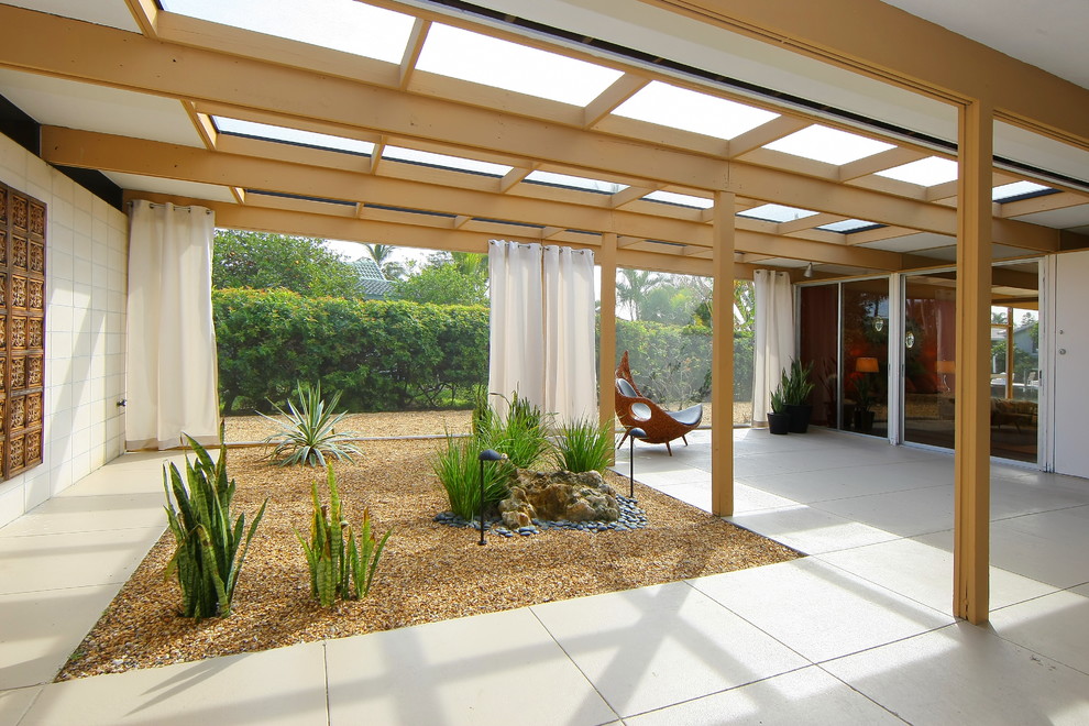 Inspiration for a modern courtyard patio in Tampa.