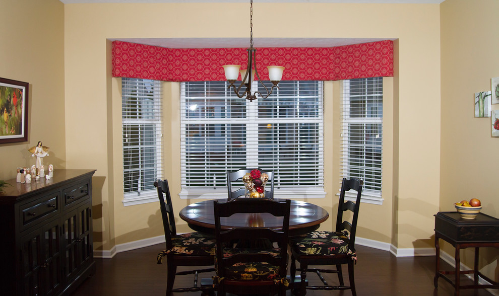 This is an example of a traditional dining room in Indianapolis.