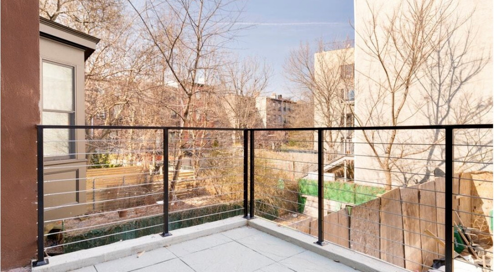 Inspiration pour un balcon traditionnel de taille moyenne et d'appartement avec aucune couverture et un garde-corps en câble.