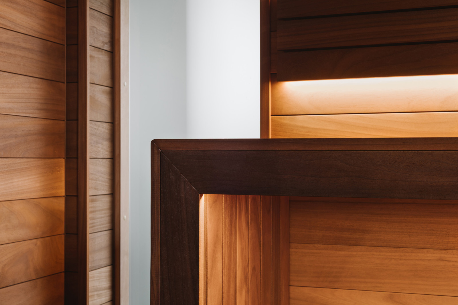 Линейное освещение в бане.