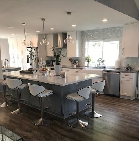 Transitional home design photo in Phoenix