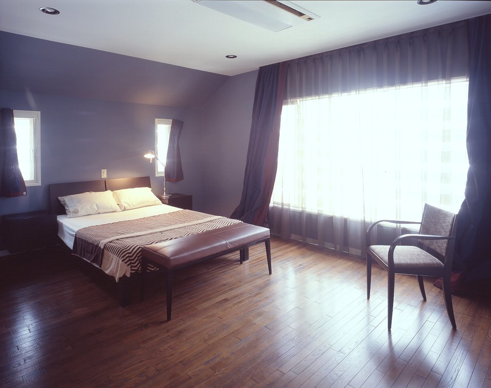 東京23区にある中くらいなコンテンポラリースタイルのおしゃれな主寝室 (紫の壁、濃色無垢フローリング、暖炉なし、茶色い床) のレイアウト