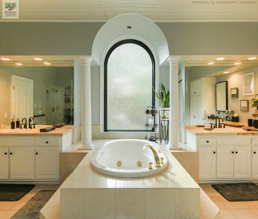 Exempel på ett mycket stort beige beige en-suite badrum, med vita skåp, en jacuzzi, en toalettstol med separat cisternkåpa, grå väggar, klinkergolv i keramik, ett nedsänkt handfat, bänkskiva i täljsten och beiget golv