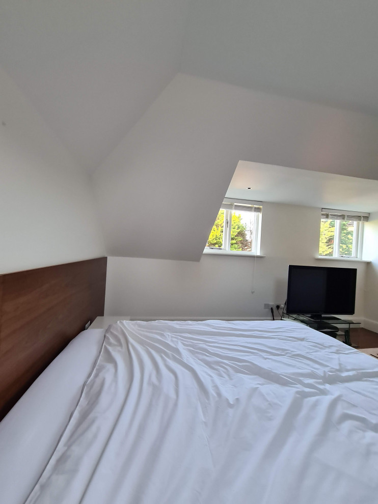 На фото: хозяйская спальня среднего размера в классическом стиле с бежевыми стенами, темным паркетным полом, коричневым полом и сводчатым потолком с