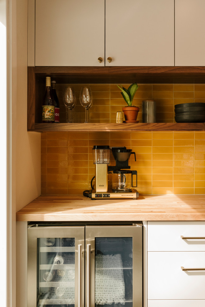 Esempio di una cucina minimalista di medie dimensioni con ante lisce, ante in legno scuro, top in legno, paraspruzzi multicolore, paraspruzzi con piastrelle in ceramica e top bianco