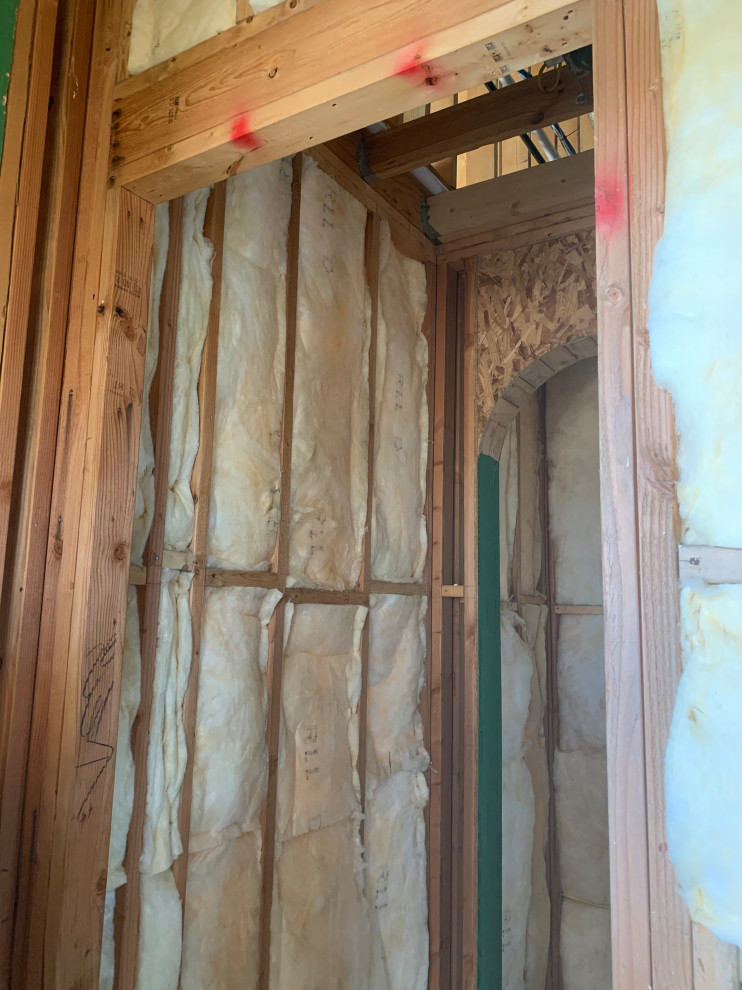 Example of a transitional home design design in Austin
