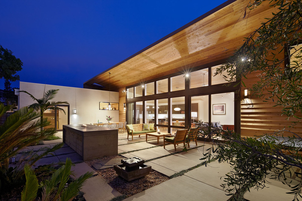 Design ideas for a contemporary exterior in Orange County.