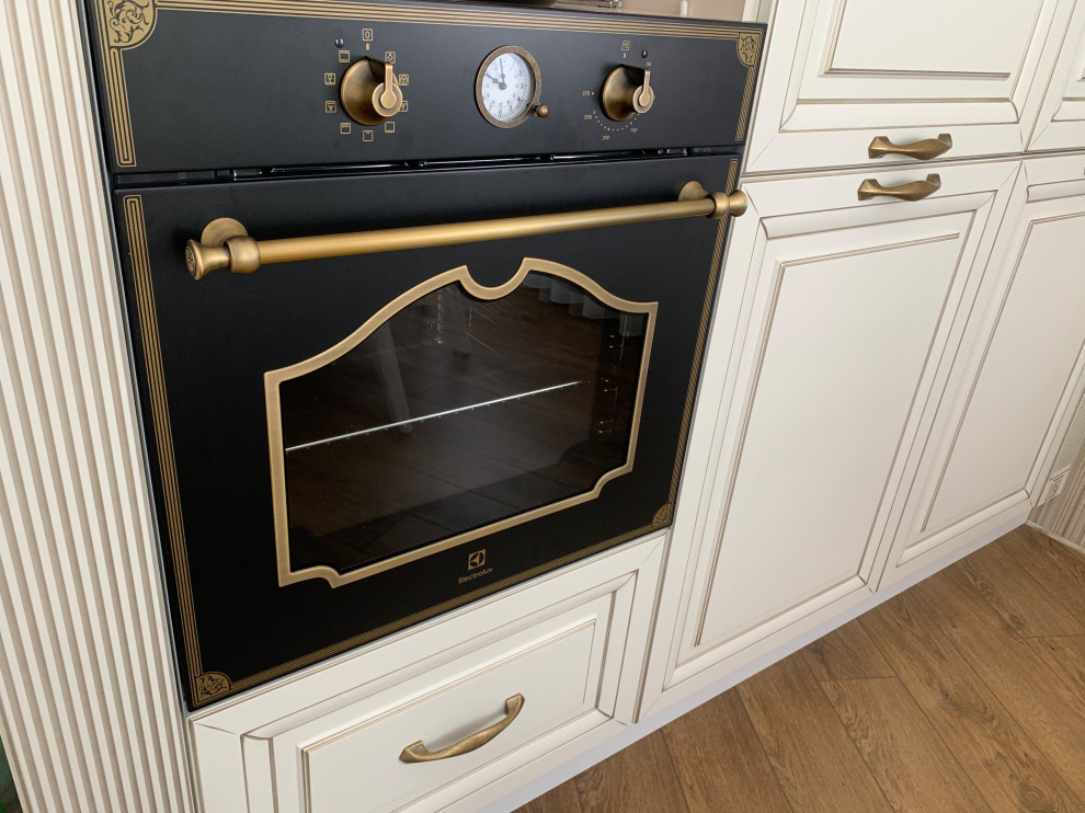 Духовой шкаф для кухни в стиле неоклассики.