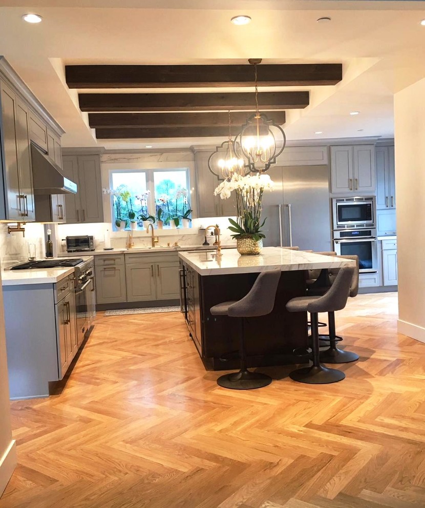 Example of a transitional kitchen design in Los Angeles
