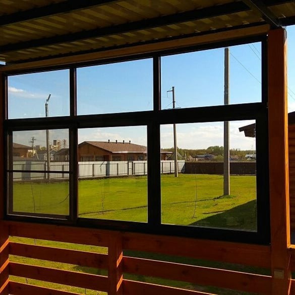 Деревянная беседка с панорамным остеклением