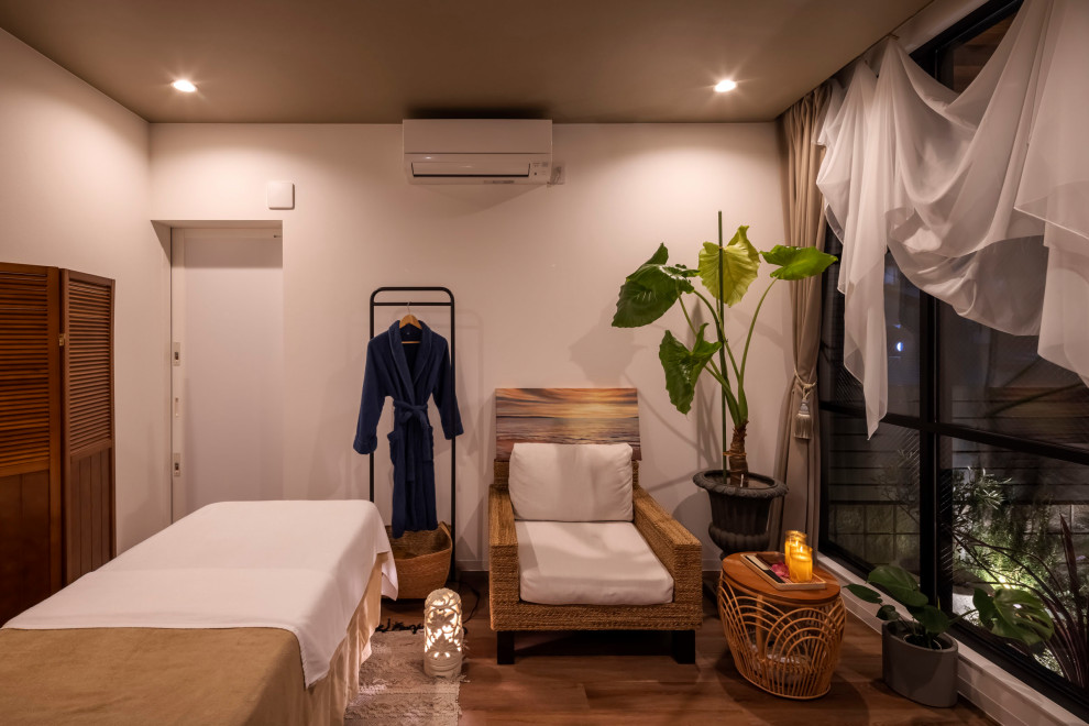 大阪にある中くらいなビーチスタイルのおしゃれな多目的ジム (白い壁、無垢フローリング、ベージュの床、ベージュの天井) の写真