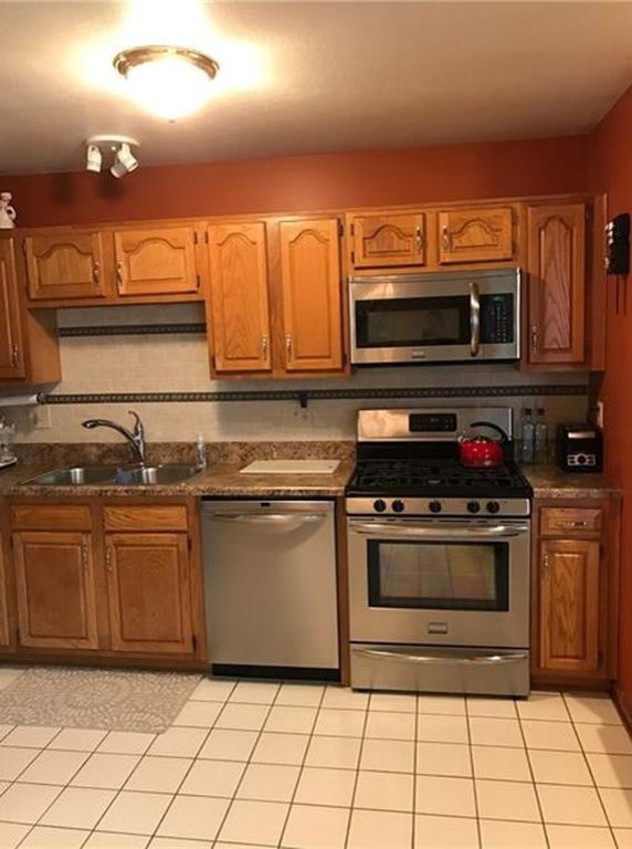 Kitchen - transitional kitchen idea