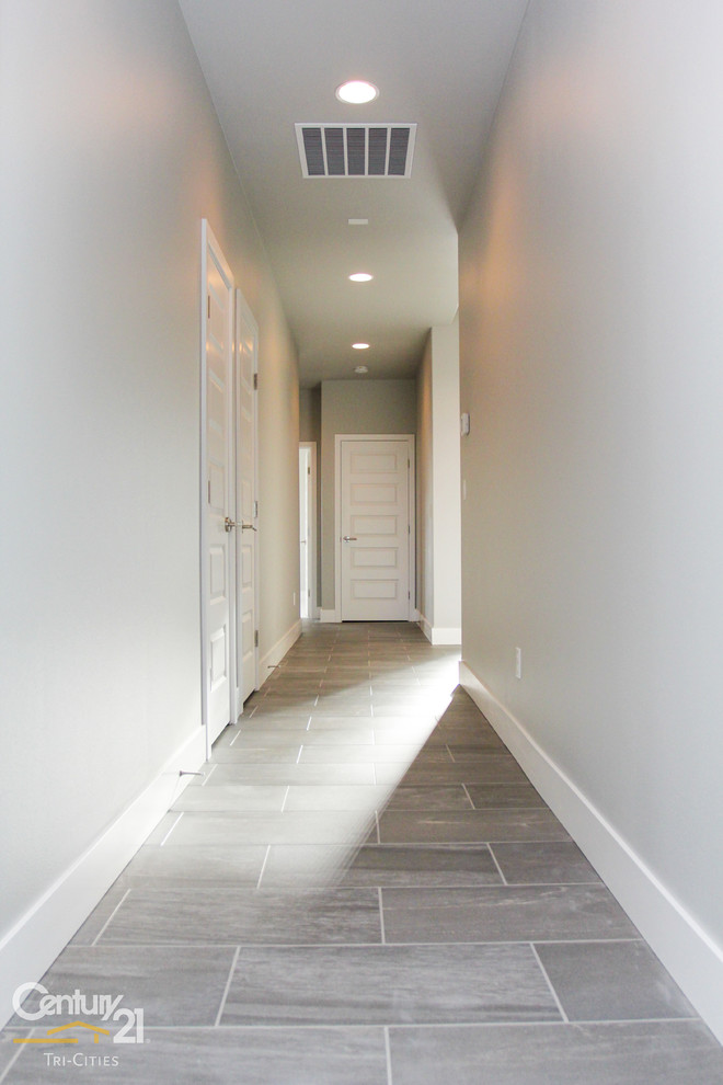 Photo of a transitional hallway in Seattle.