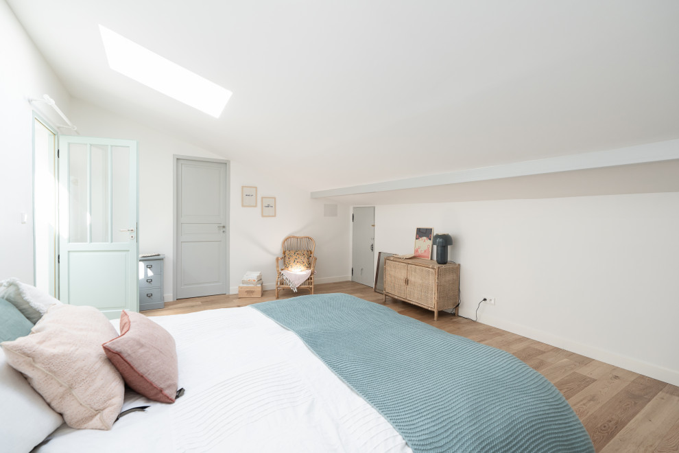 Großes Modernes Hauptschlafzimmer mit weißer Wandfarbe und hellem Holzboden in Bordeaux