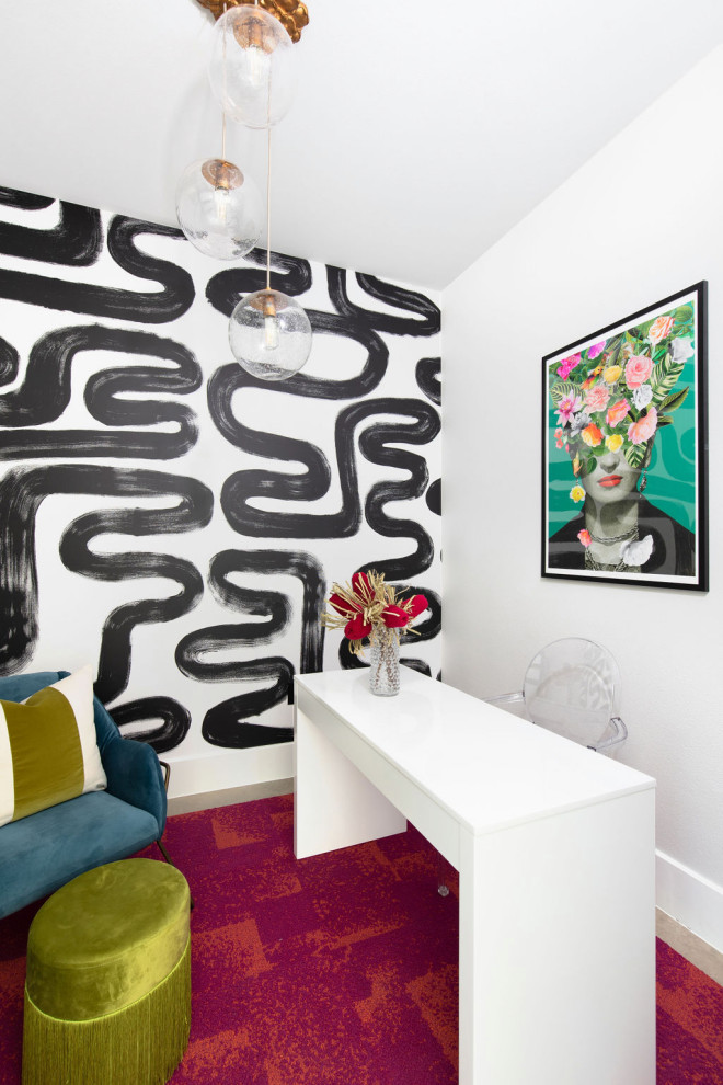 Modernes Arbeitszimmer mit weißer Wandfarbe, Betonboden, grauem Boden und Tapetenwänden in Austin