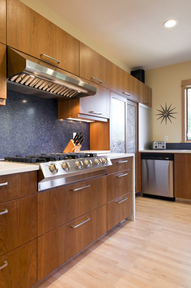 Design ideas for a modern kitchen in Portland with stainless steel appliances.