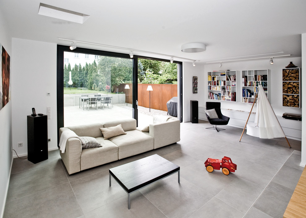 Large contemporary open concept family room in Stuttgart with white walls.