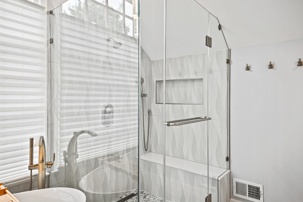 Inspiration för stora klassiska en-suite badrum, med luckor med infälld panel, grå skåp, ett fristående badkar, en hörndusch, ett fristående handfat, bänkskiva i kvarts och dusch med gångjärnsdörr