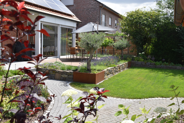 Neu gestalteter Garten mit Terrasse garden