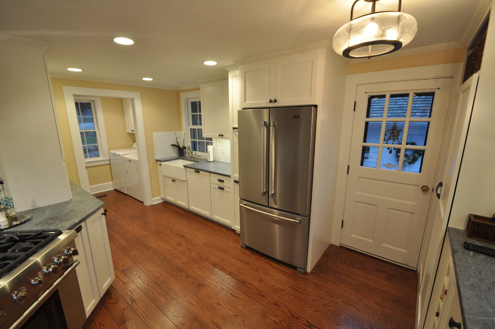Transitional kitchen photo in Chicago