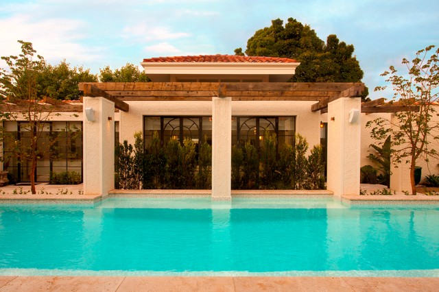 Ornamental Delight mediterraneo-piscina