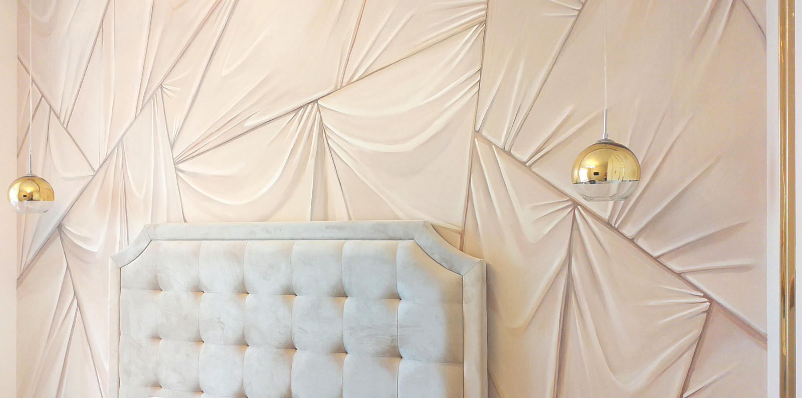 Роспись стены в изголовье кровати в спальне