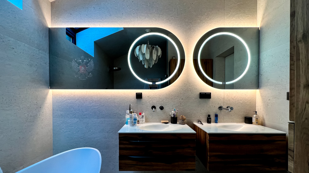 Умное зеркало необычной формы для Кати Гордон