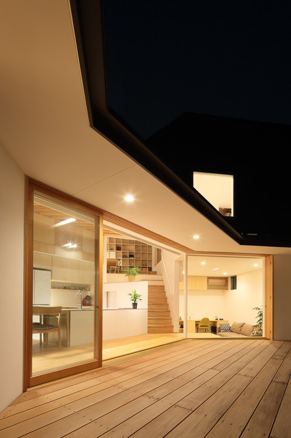 潤和の家 moderno-terraza-y-balcon