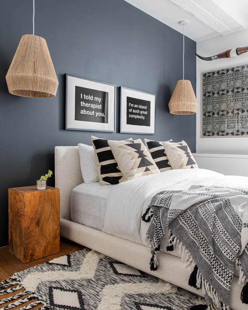 Kleines Modernes Gästezimmer mit schwarzer Wandfarbe und braunem Holzboden in New York