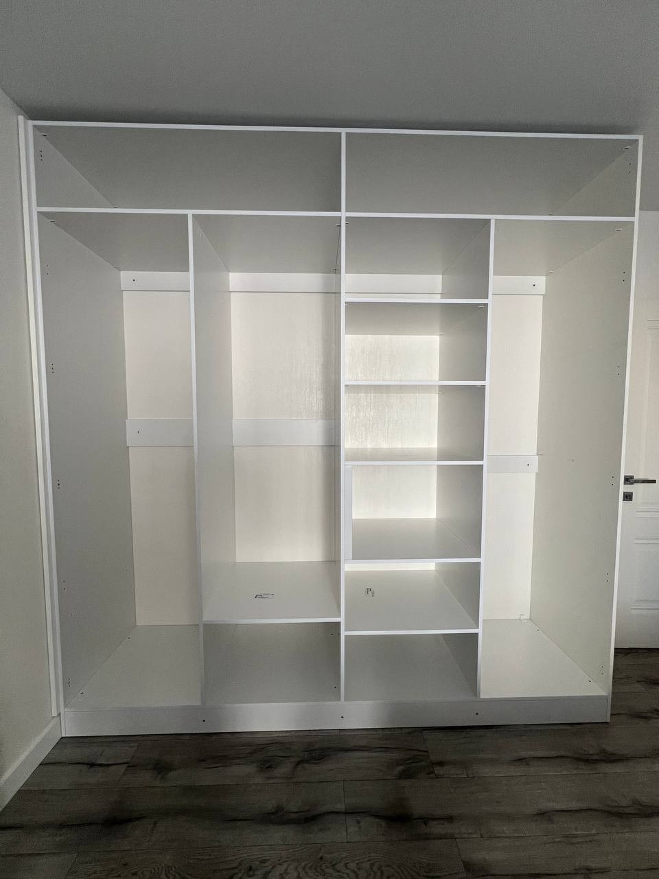 Стильный шкаф (сборка в деталях)