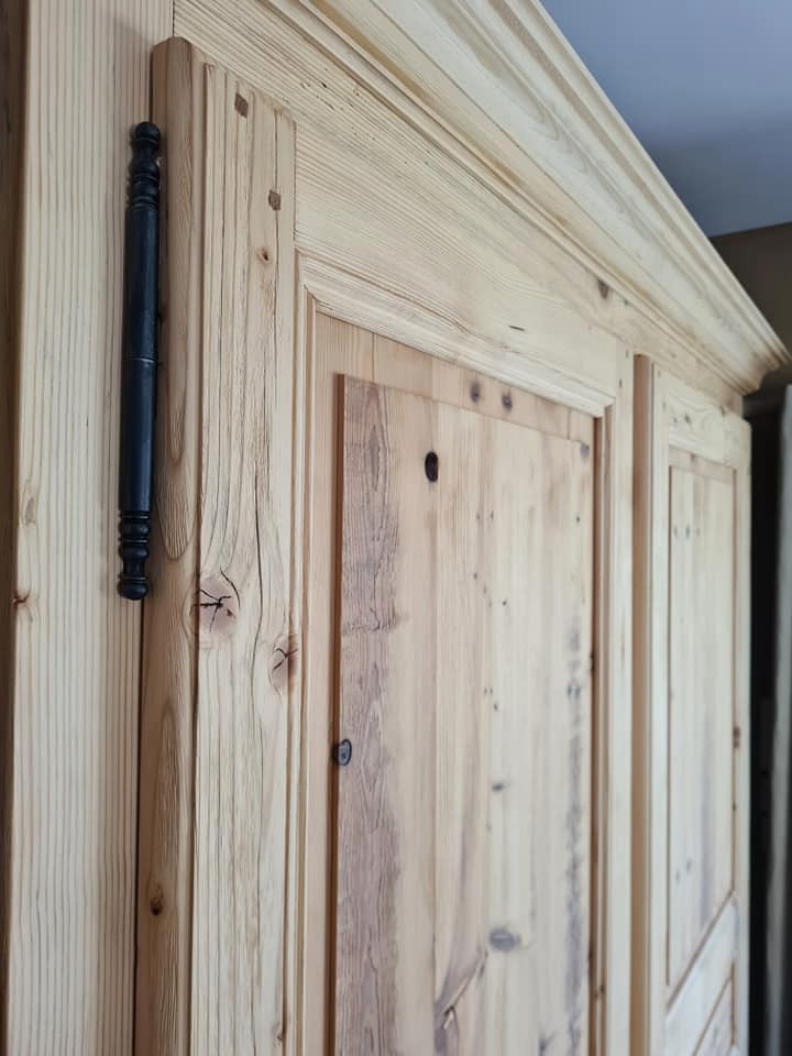 Exemple d'un dressing et rangement nature en bois vieilli de taille moyenne avec un placard avec porte à panneau encastré.